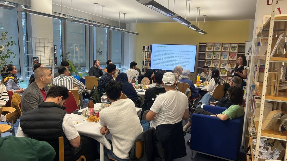 Gemeinsam am Tisch in der Stadtbibliothek am Torgauer Platz